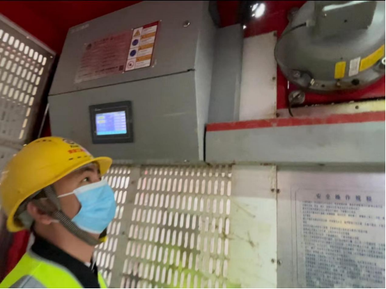 检查施工电梯防坠落器有效期.png 检查施工电梯防坠落器有效期.png